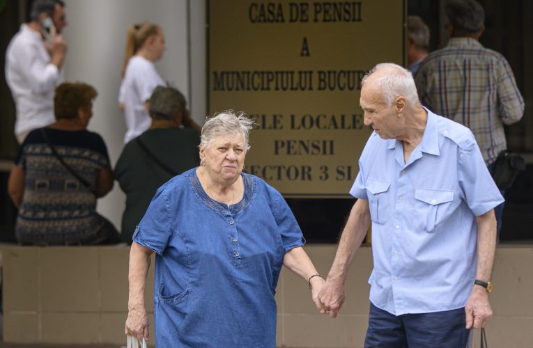 Pensionarii cu venituri sub 2.500 de lei vor primi 400 de lei în decembrie. Cum a fost împărțită prima specială