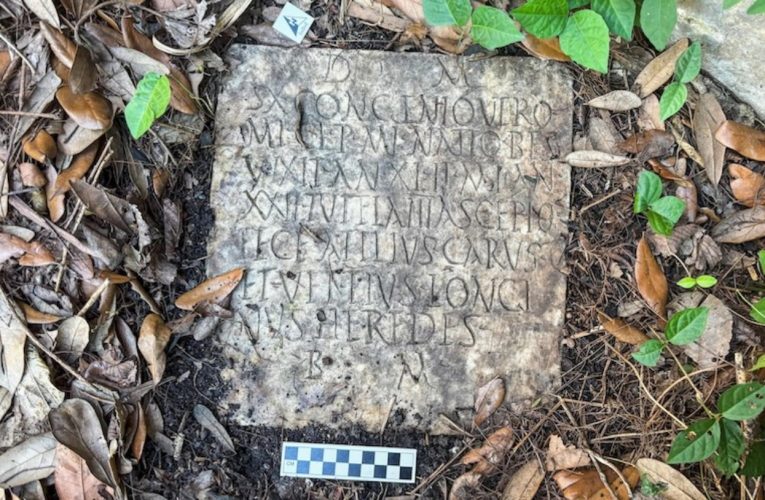 Piatră funerară romană, veche de aproape 2.000 de ani, descoperită într-o curte din SUA. Cum ar fi ajuns acolo