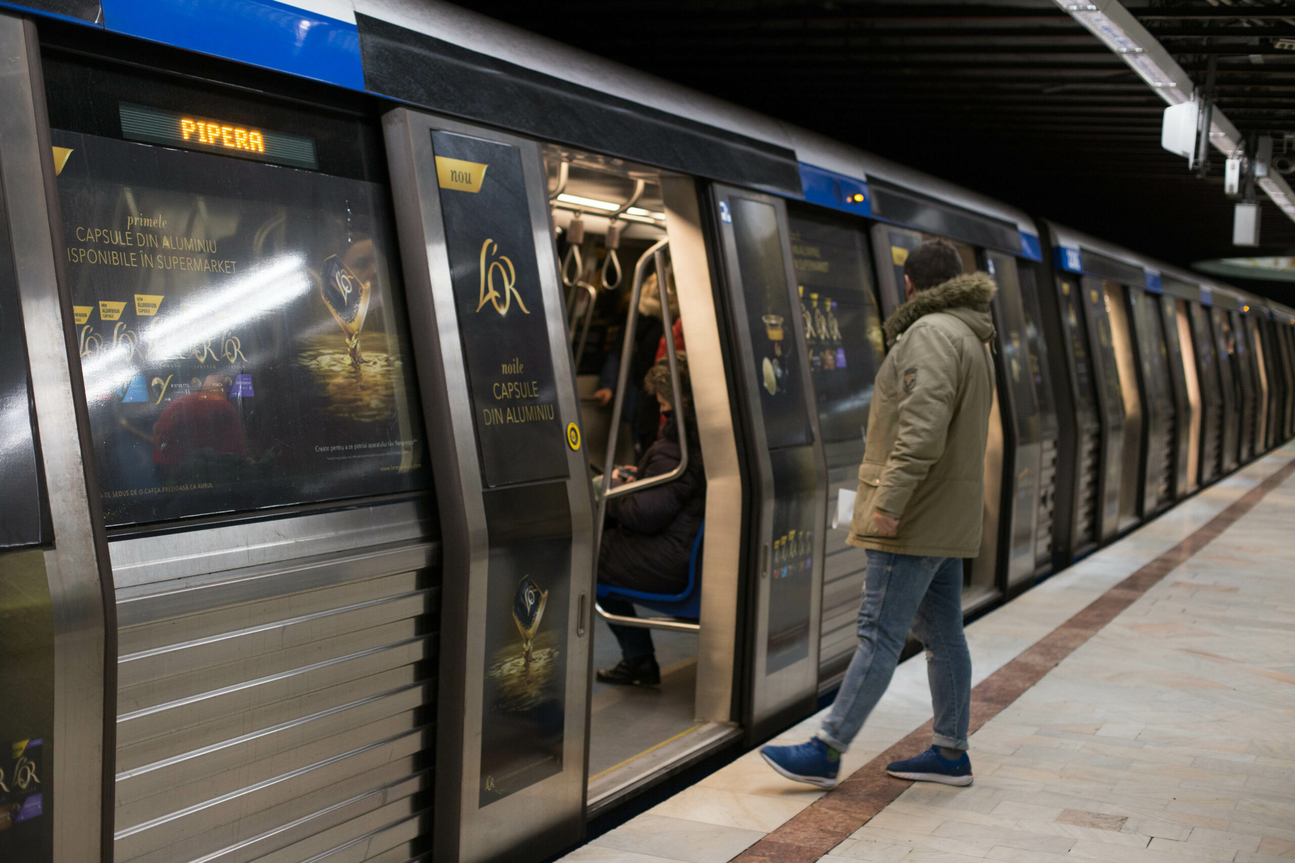 Plata cu cardul la metrou ar putea fi suspendată, după ce Metrorex a anulat licitația pentru serviciile bancare
