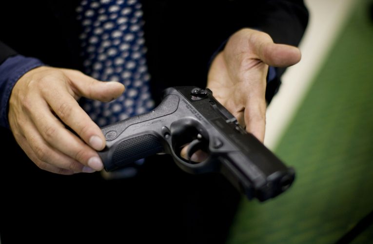 Polițiștii din Neamț, așteptați cu toporul la ușă de petrecăreți. Unul dintre agenți a tras cu pistolul din dotare