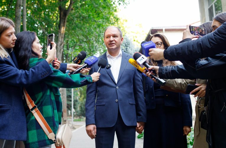Primarul Chișinăului vrea daune de 1 leu de la ministrul de externe al României