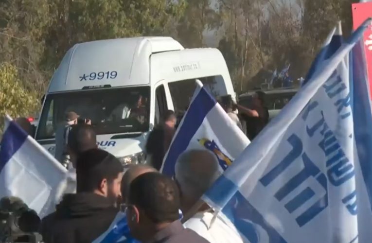Primii șapte dintre cei 20 de ostatici eliberați din Gaza, predați armatei israeliene