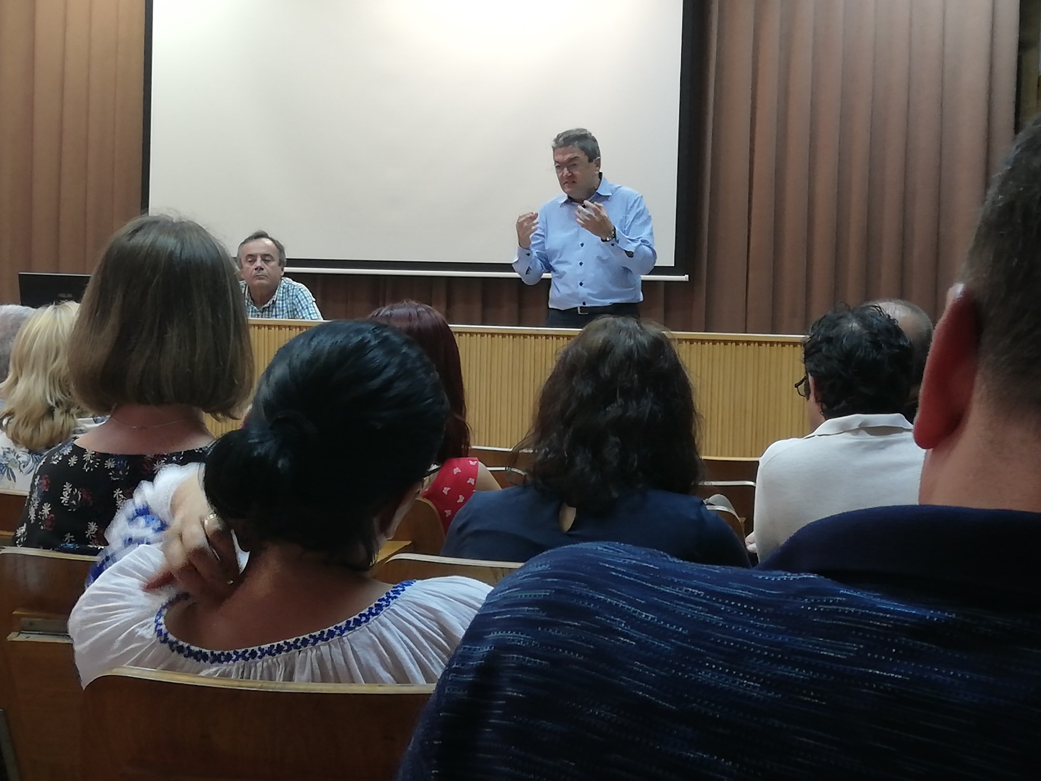 Program de master „unic în România”, eliminat abuziv la Universitatea București, cu câteva zile înaintea începerii anului universitar / Studenții amenință că dau universitatea în judecată, iar rectoratul nu are nicio reacție