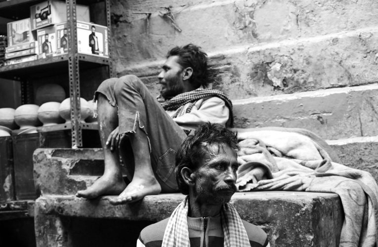 Proiect fotojurnalistic inedit al unei fotografe românce, despre crematoriul uman din Varanasi (India) / „Lacrima unui fluture” sau cum vede un european moartea