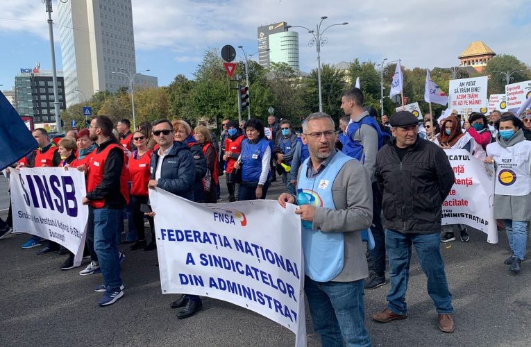 Proteste în toată țara! Sindicaliștii pichetează Guvernul, nemulțumiți de premierul Bolojan | Un bărbat înarmat cu un cuțit s-a infiltrat printre manifestanți