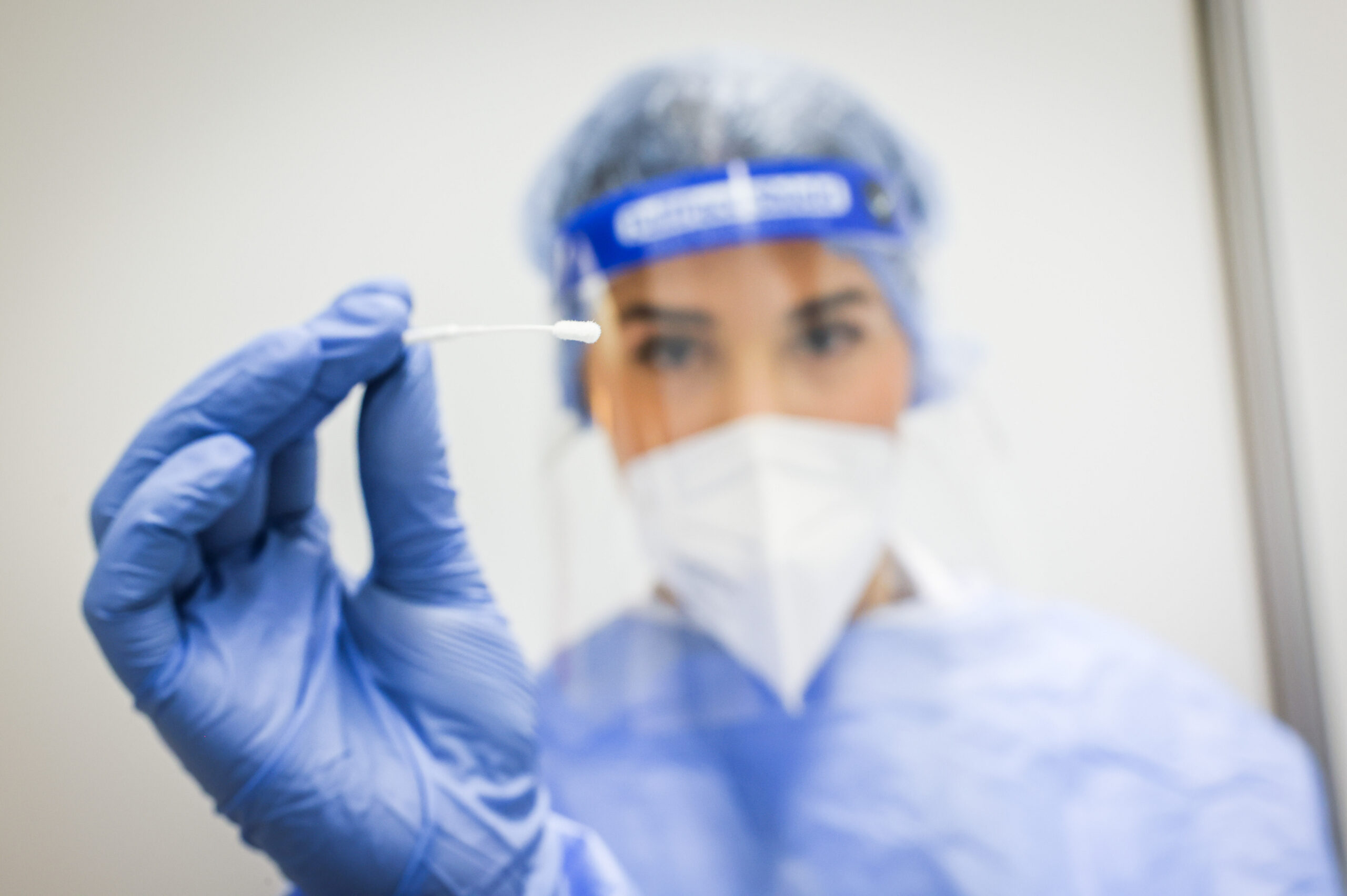 Revenirea Covidului este confirmată în Franța, la un nivel moderat. Noua variantă de tulpină, monitorizată de autoritățile sanitare