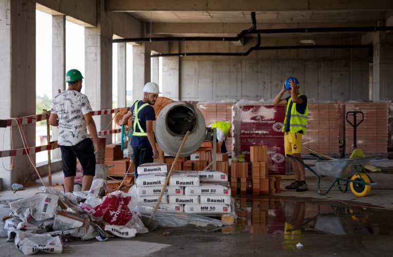 Scădere abruptă în construcții în luna august: volumul lucrărilor s-a redus cu peste 24% față de iulie