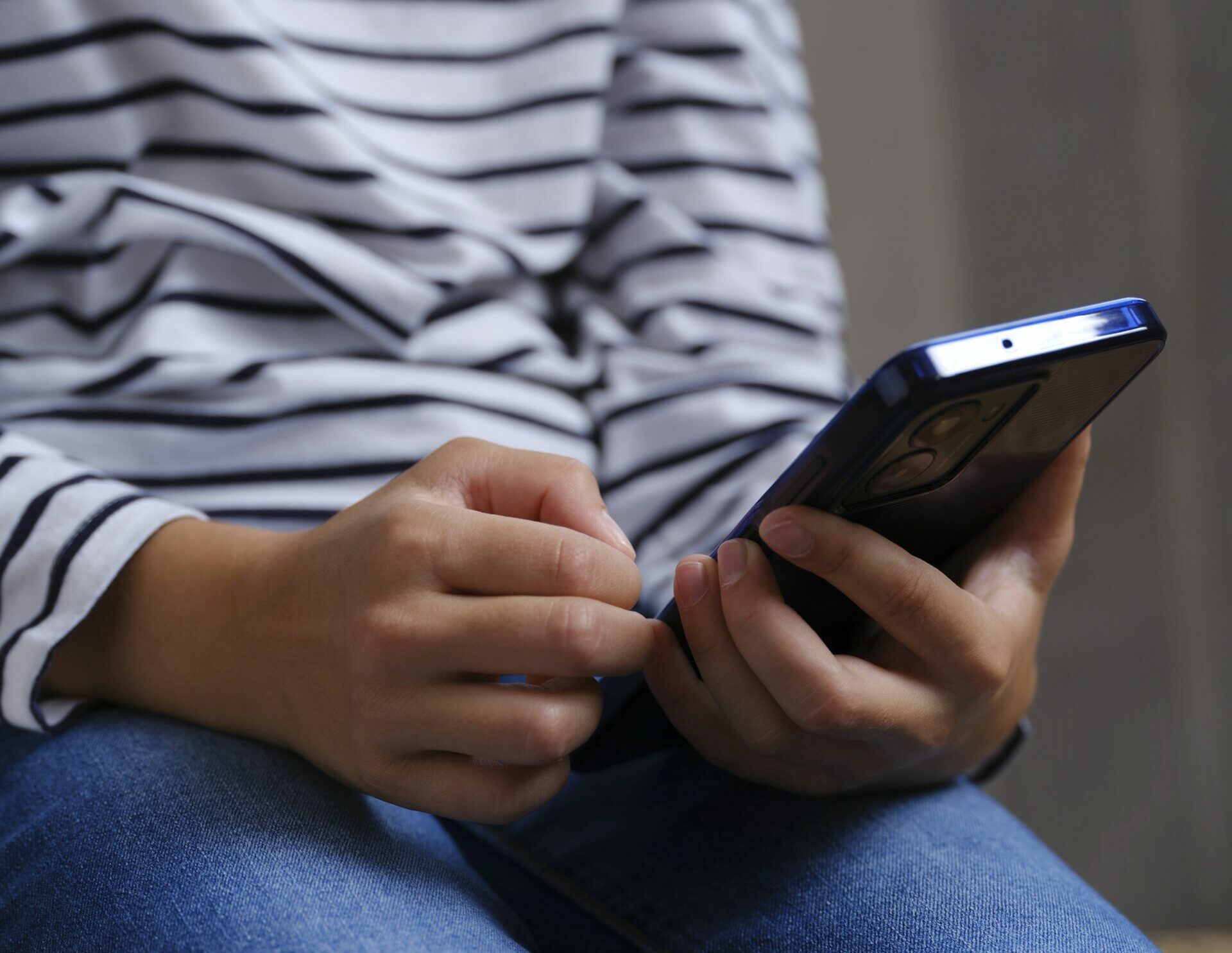 Senatul a adoptat Legea Majoratului Digital. Copiii sub 16 ani vor putea accesa platforme online doar cu acordul părinților