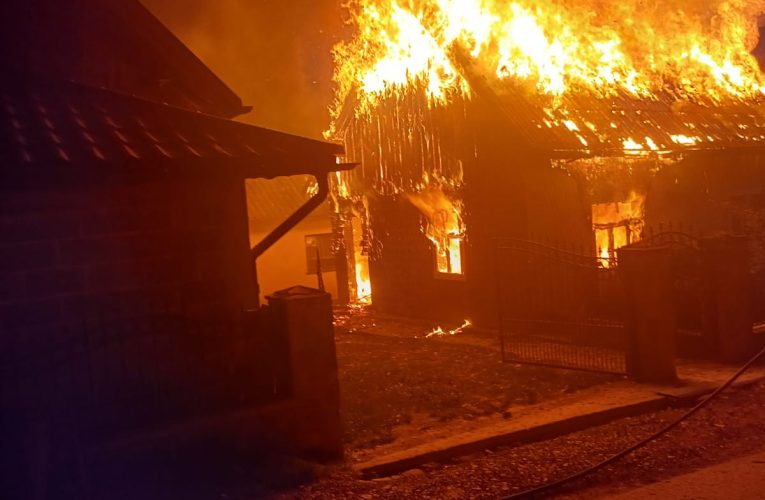 Tragedie la Gura Putnei: Un bărbat de 66 de ani a murit după ce casa i-a fost cuprinsă de flăcări