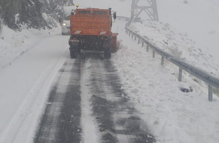 Transfăgărășanul, închis temporar din cauza ninsorilor și viscolului