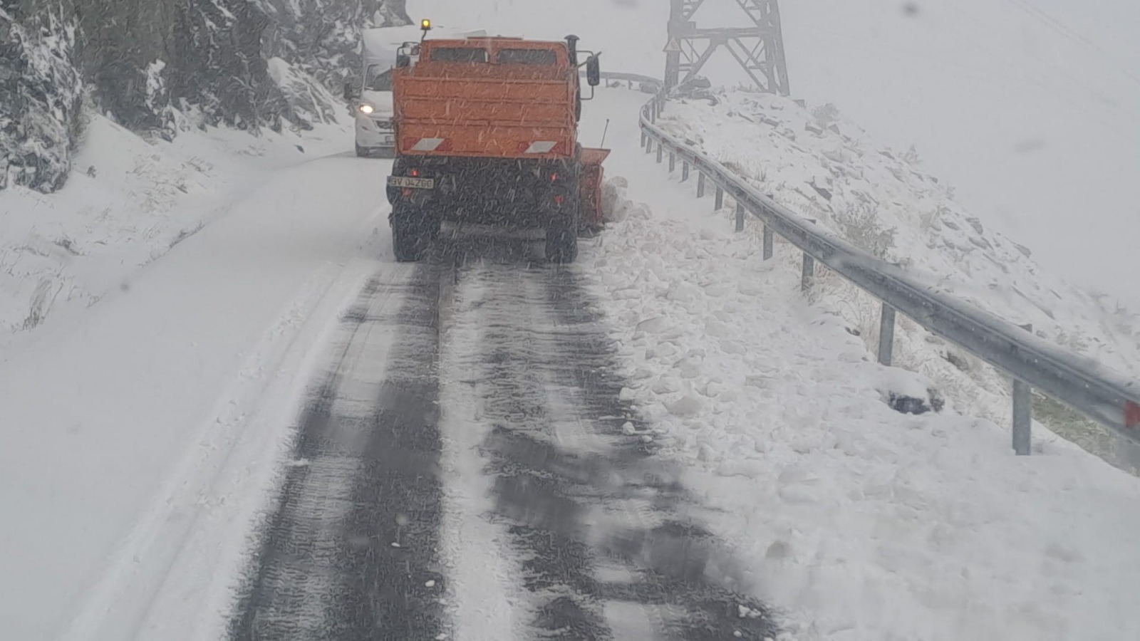 Transfăgărășanul, închis temporar din cauza ninsorilor și viscolului