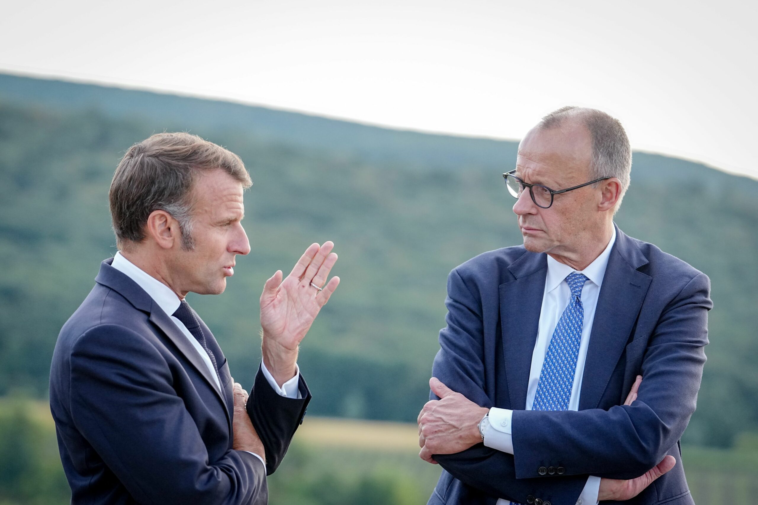 „Trebuie să ne recâștigăm capacitatea de a ne apăra libertatea”. Macron și Merz avertizează că democrațiile europene sunt în pericol