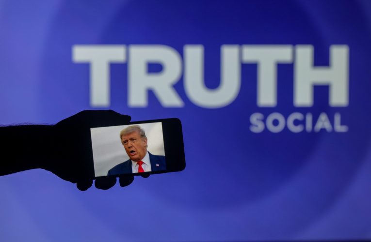 Trump inundă rețelele sociale cu imagini și videoclipuri generate de AI pentru a ataca rivalii