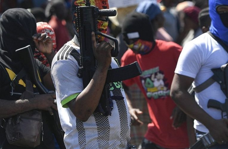 Violențe și ciocniri cu poliția ale grupărilor criminale în Port-au-Prince, în timp ce guvernul haitian se reunește