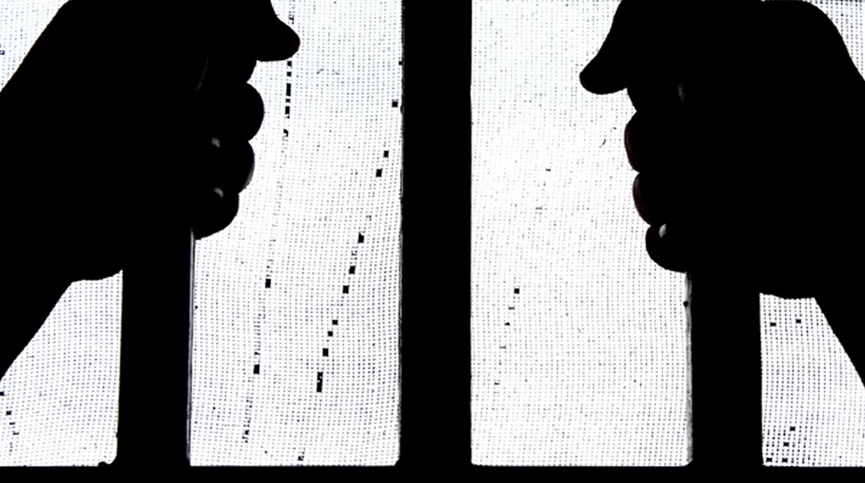 128 de pușcăriași, printre care și unul condamnat pentru omor, au fost „promovați” gardieni în închisoare