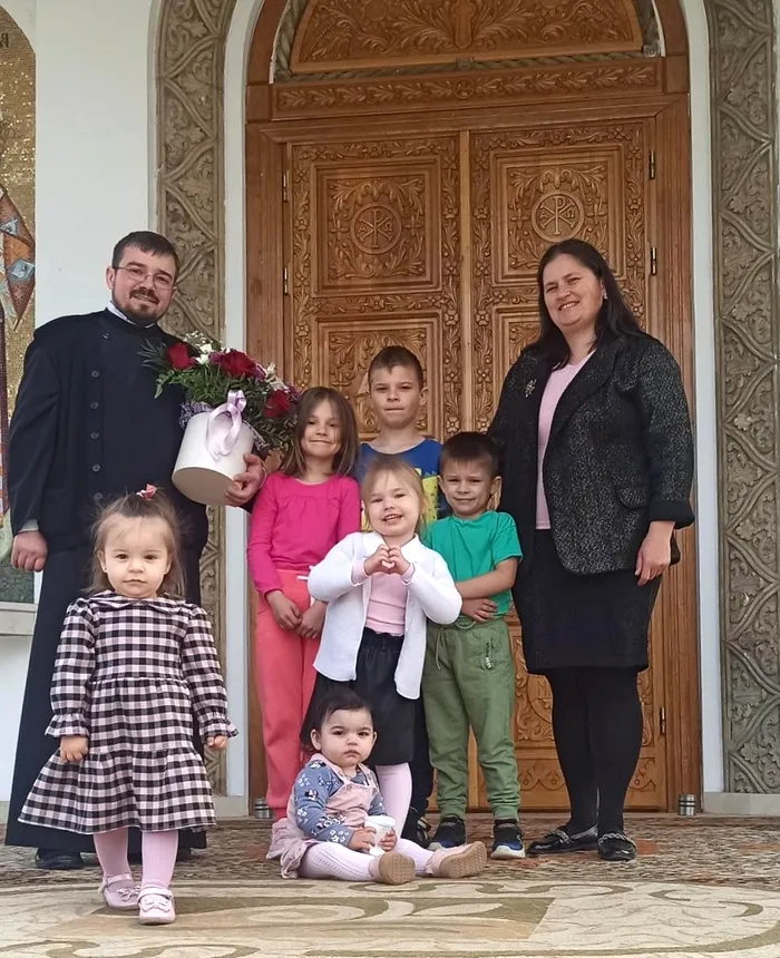 Abandonat în maternitate, un bebeluș a fost adoptat de o familie din Sibiu, care mai are 5 copii: „Doar când este sărăcie vezi cu adevărat ajutorul lui Dumnezeu”