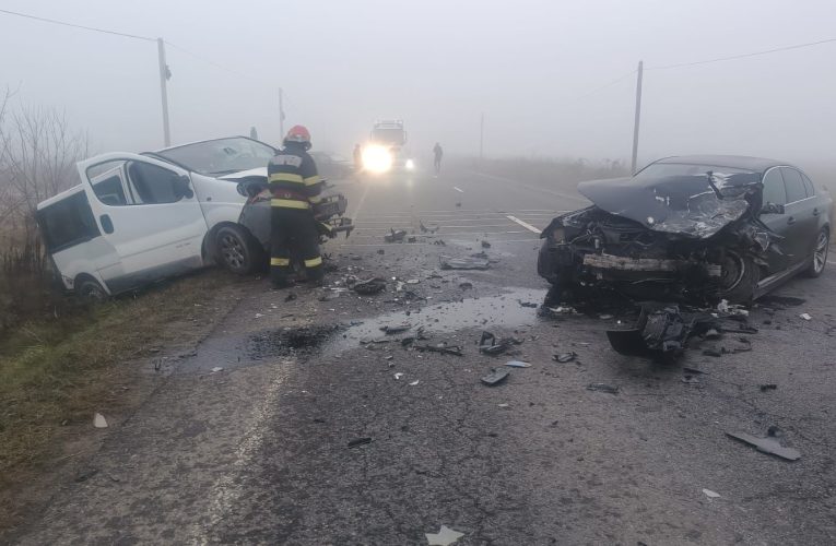 Accident grav pe DN 14, în Sibiu, între două mașini și un microbuz. Trafic blocat