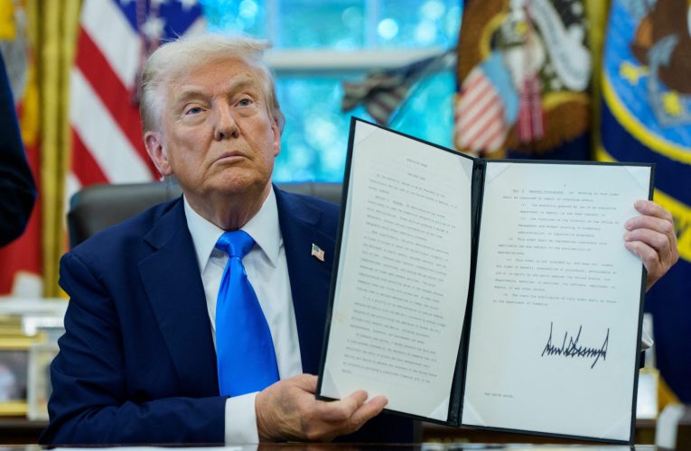 Administrația Trump va reexamina cărțile verzi ale imigranților din 19 țări