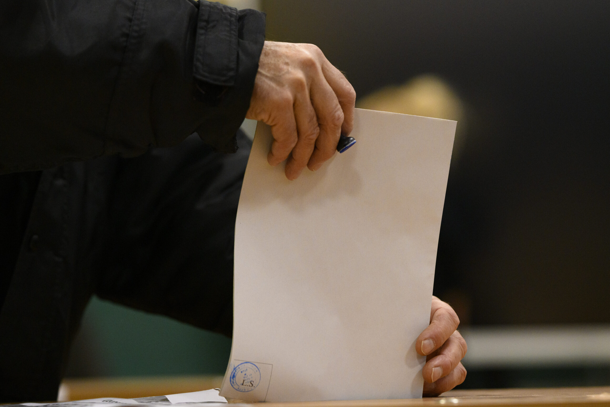 Aproape jumătate dintre alegătorii occidentali, nemulțumiți de modul în care funcționează democrația. Care este motivul