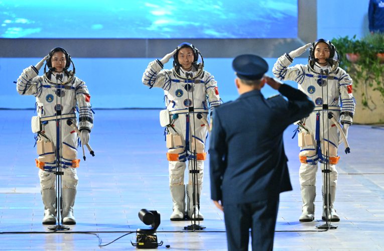 Astronauții chinezi blocați în stația spațială se vor întoarce cu nava spațială care a dus noua echipă