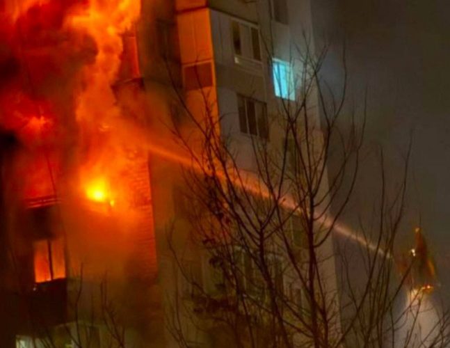 Atac de amploare în Ucraina. Rachete balistice și drone au lovit clădirile rezidențiale din Kiev