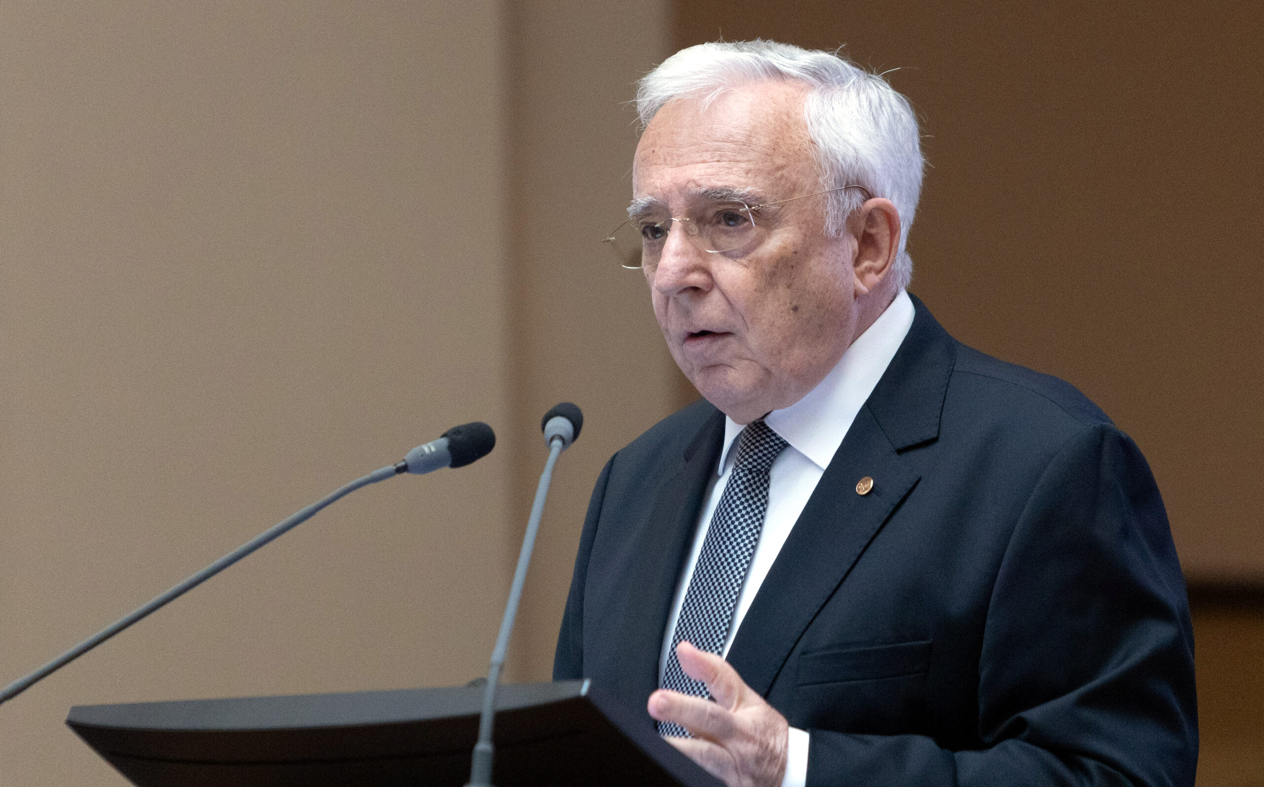 Avertisment dur dat de Isărescu astăzi: „Inflația crește, consumul scade, investițiile stagnează”