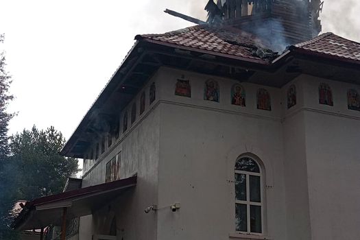 Bacău: Arde biserica din Luncani. Pompierii intervin pentru stingerea focului