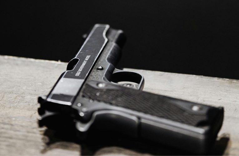 Bărbat din Turda, prins în flagrant în timp ce vindea o armă pentru 1.200 de euro