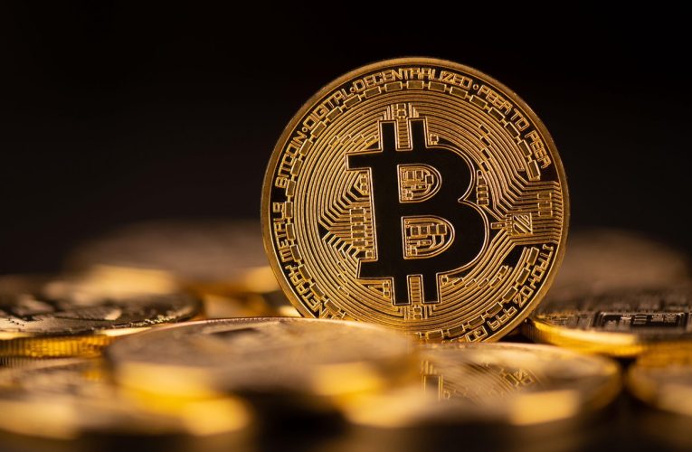 Bitcoin, scădere drastică în această săptămână: Ce trebuie să știe investitorii înainte să piardă milioane