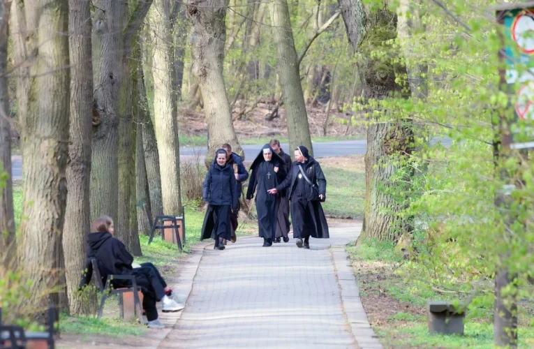 Călugărițele care au evadat dintr-un azil de bătrâni au primit dreptul să stea la o mănăstire doar dacă nu intră pe rețelele de socializare