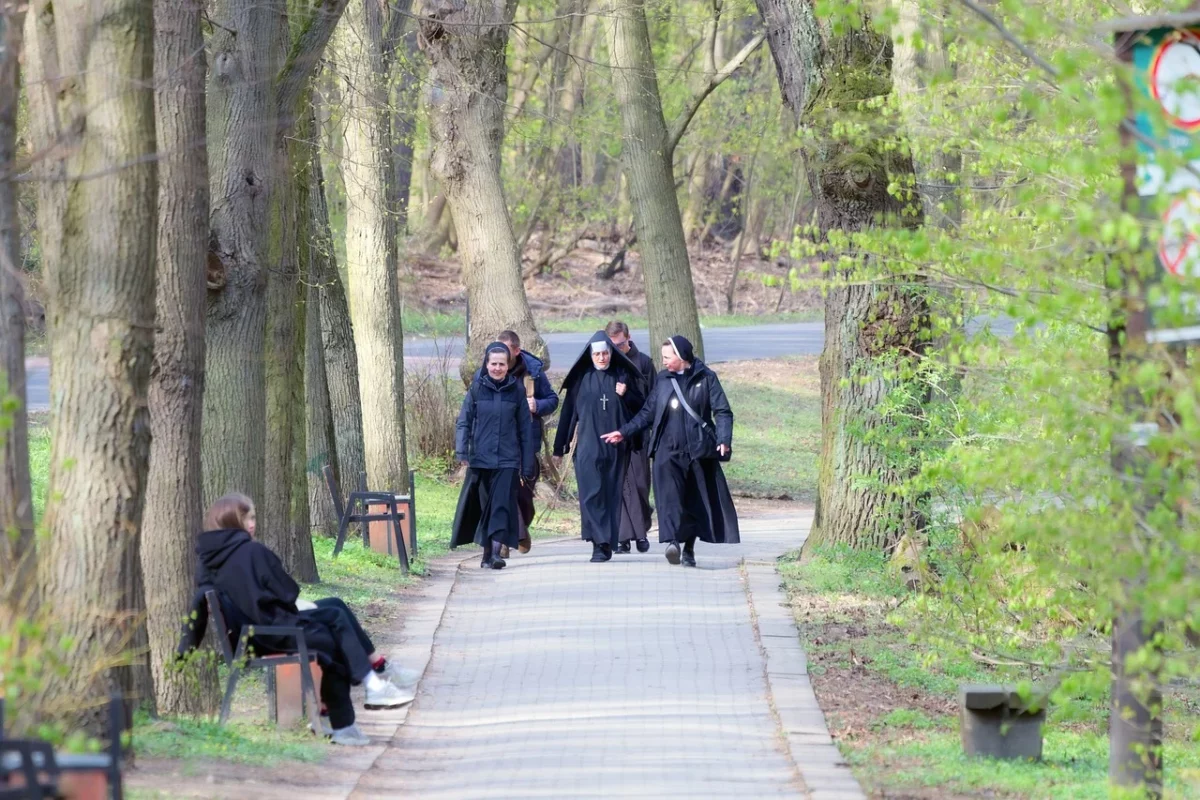 Călugărițele care au evadat dintr-un azil de bătrâni au primit dreptul să stea la o mănăstire doar dacă nu intră pe rețelele de socializare