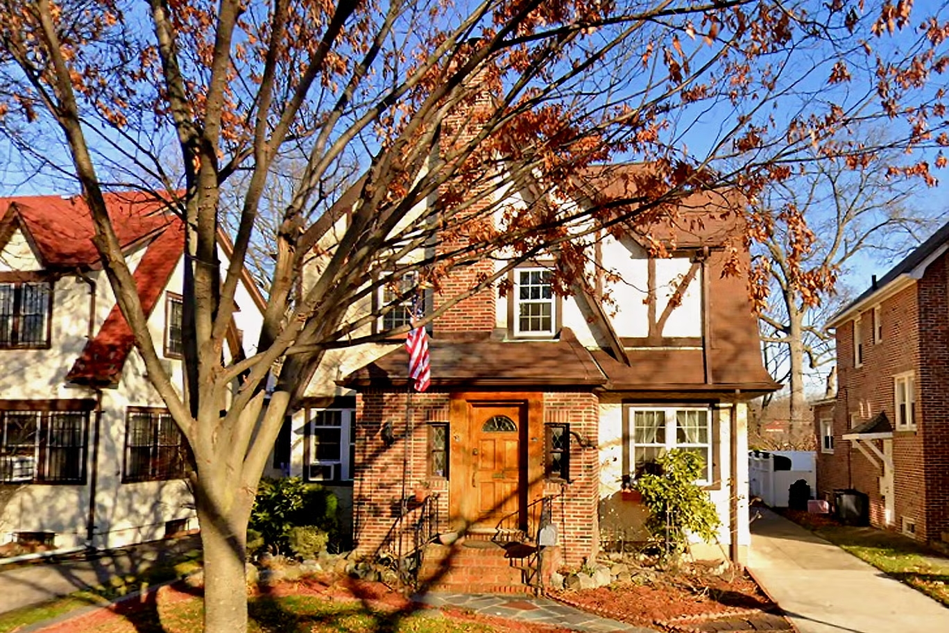 Casa copilăriei lui Donald Trump, retaurată și scoasă la vânzare după ce a fost ocupată de pisici sălbatice