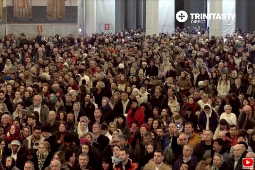 Catedrala Mântuirii Neamului, plină cu mii de români de Sfântul Andrei. Scene impresionante de la slujbă