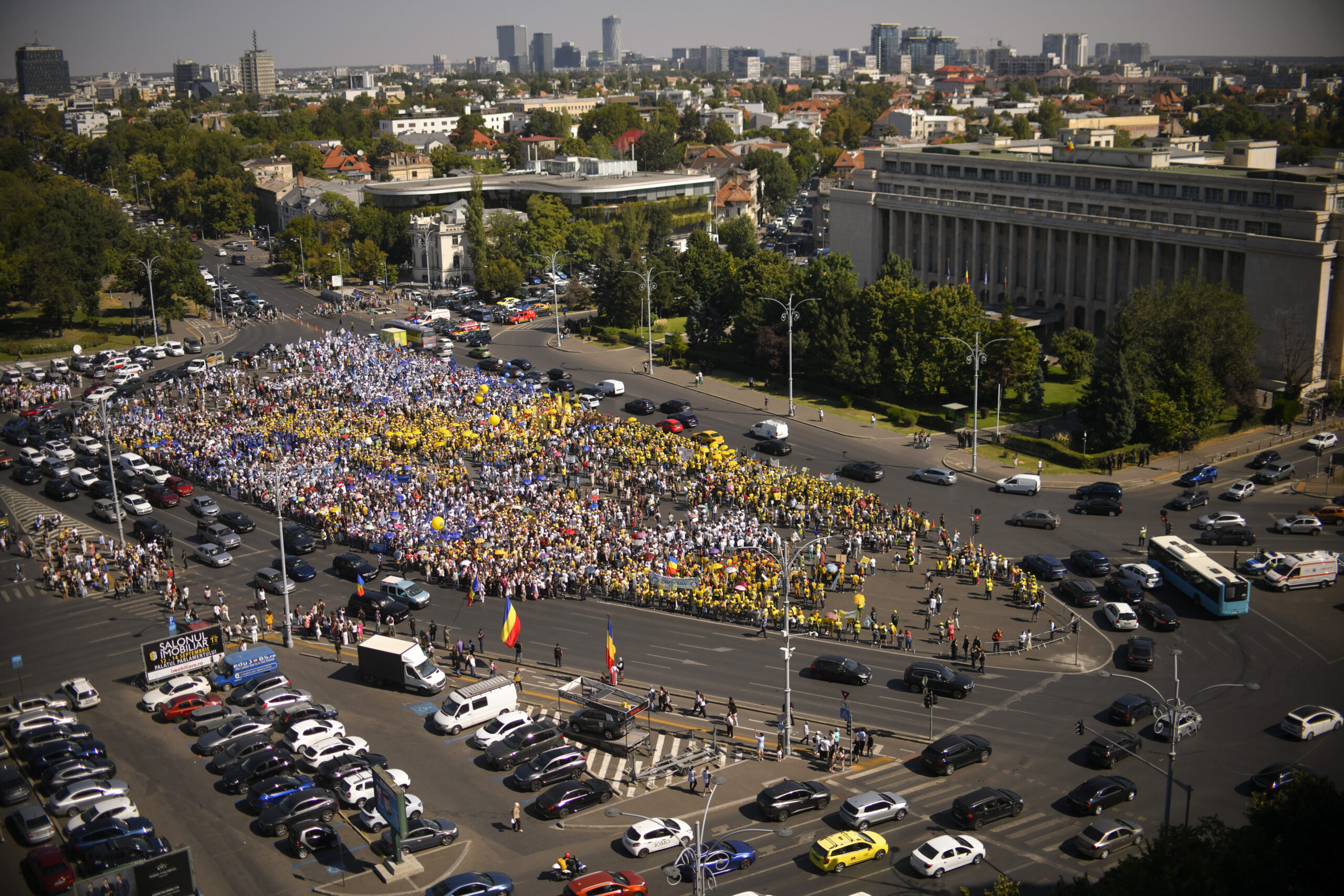 Cetățenii ies în stradă: Protest „Vrem drepturi egale, fără pensii speciale!” în Piața Victoriei