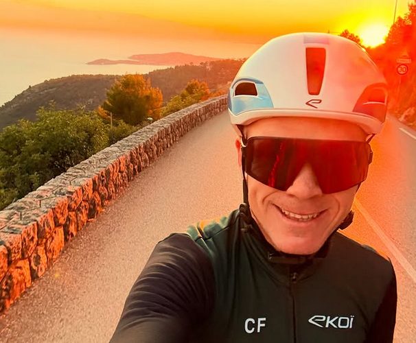 Chris Froome, câștigător de 4 ori în Turul Franței, revine pe bicicletă după accidentul din vară