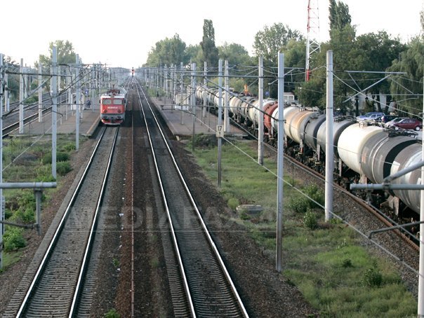 Circulație feroviară dată peste cap între Brașov și Vlădeni. Un tren de marfă s-a defectat și a îngreunat circulația a două trenuri de călători. Pasagerii așteaptă reluarea curselor