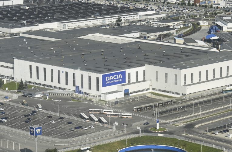 Dacia concediază masiv în România: Până la 900 de angajați afectați