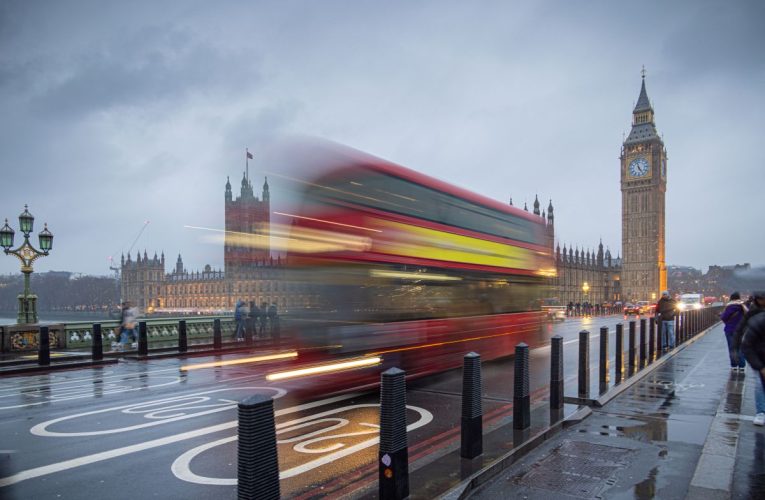  Doi bărbați arestați după ce mai multe persoane au fost înjunghiate într-un tren