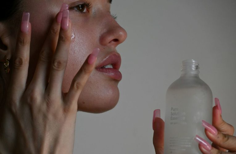 Efectul piele de sticlă: medicul care recomandă trei produse validate științific