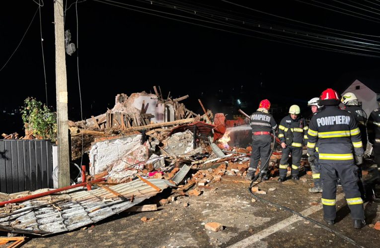 Explozie, urmată de un incendiu în județul Cluj. Un bărbat a fost găsit mort sub dărâmături