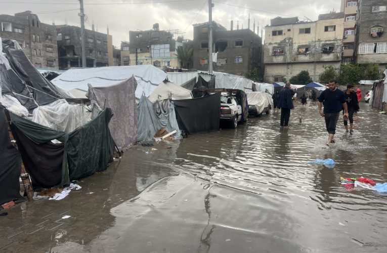 Gaza sub bombardamente și inundații: O „pace” care arată ca un nou război