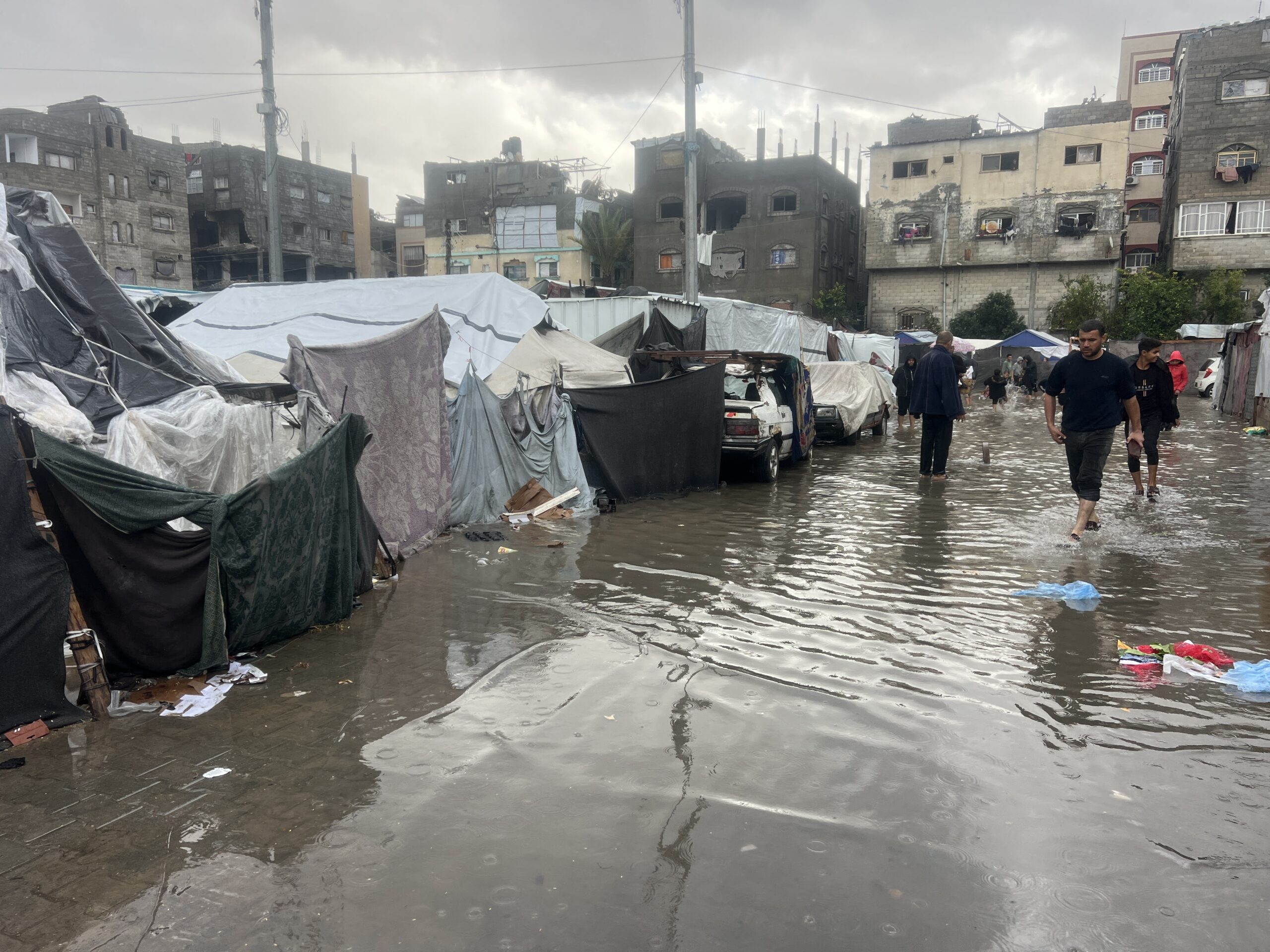 Gaza sub bombardamente și inundații: O „pace” care arată ca un nou război