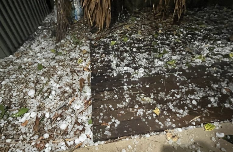 Grindină gigantică în Australia / Bucăți de gheață de 14 cm au distrus case, panouri solare și au lăsat fără electricitate aproape 100.000 de locuințe