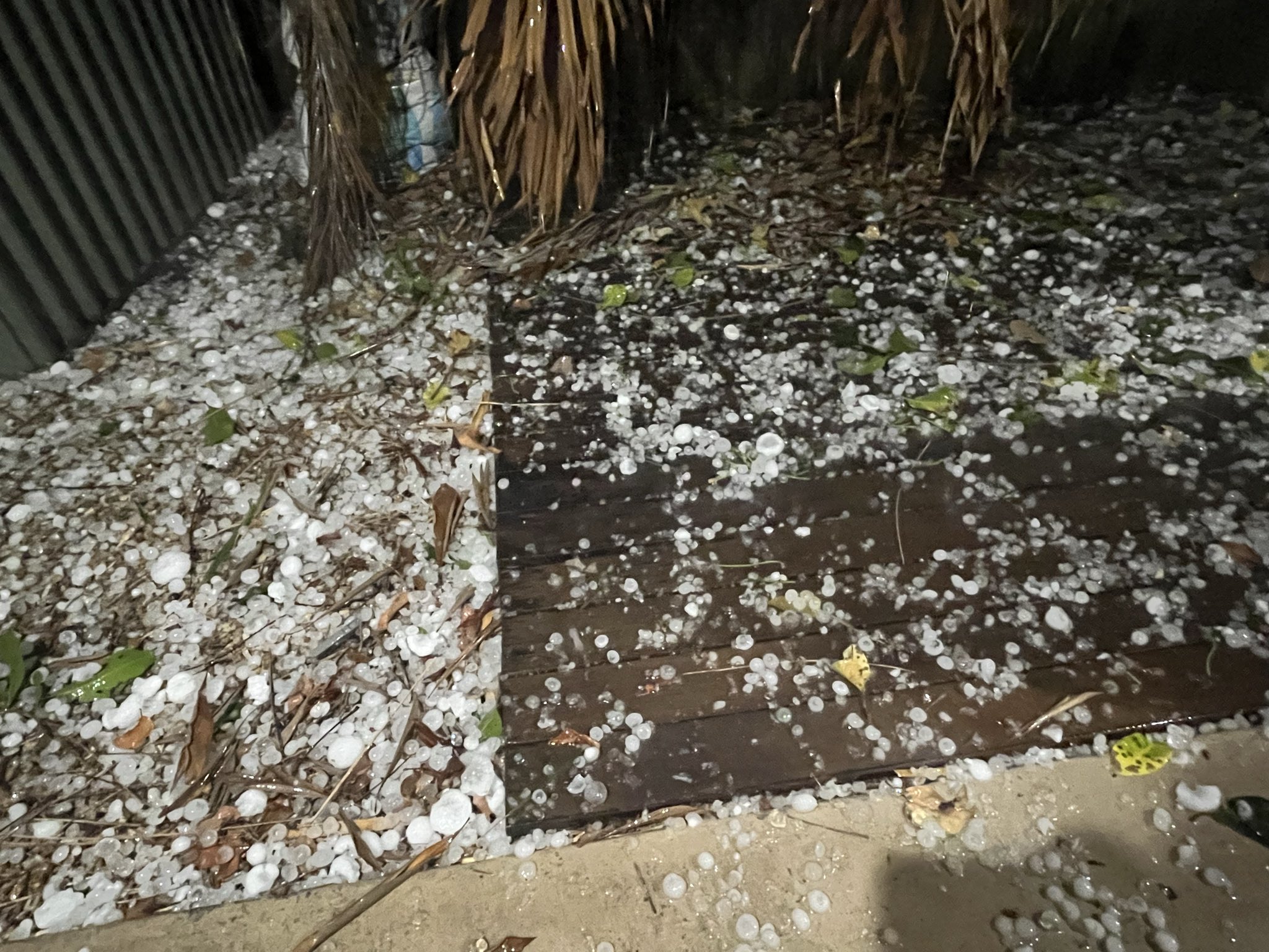 Grindină gigantică în Australia / Bucăți de gheață de 14 cm au distrus case, panouri solare și au lăsat fără electricitate aproape 100.000 de locuințe