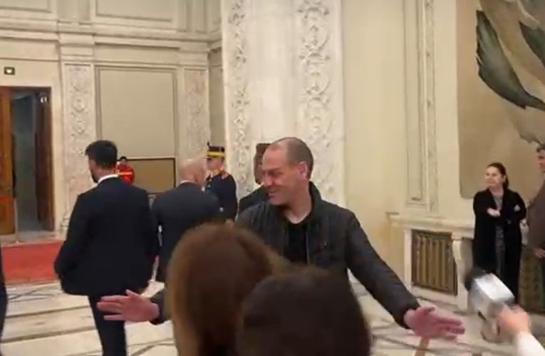 Guvernul declanșează cercetare disciplinară după ce un ofițer de presă care a bruscat jurnaliștii în timp ce îl proteja pe premierul Ilie Bolojan