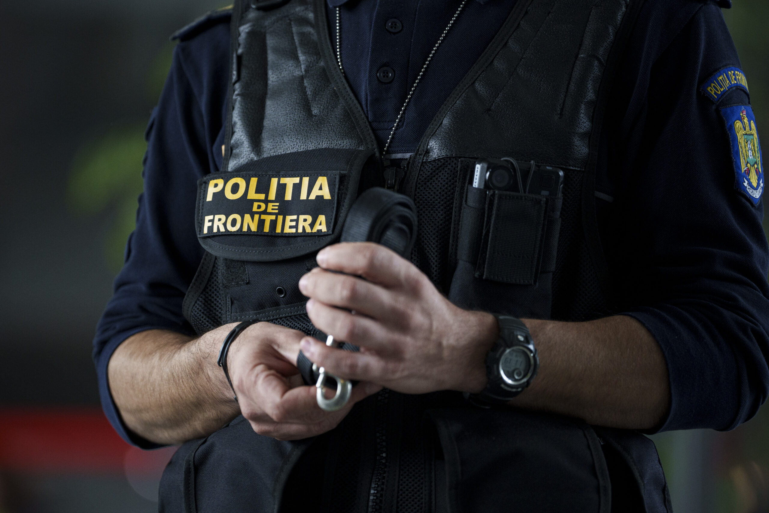 Haine și parfumuri în valoare de aproape 1 milion de lei, confiscate de polițiști la Vama Giurgiu