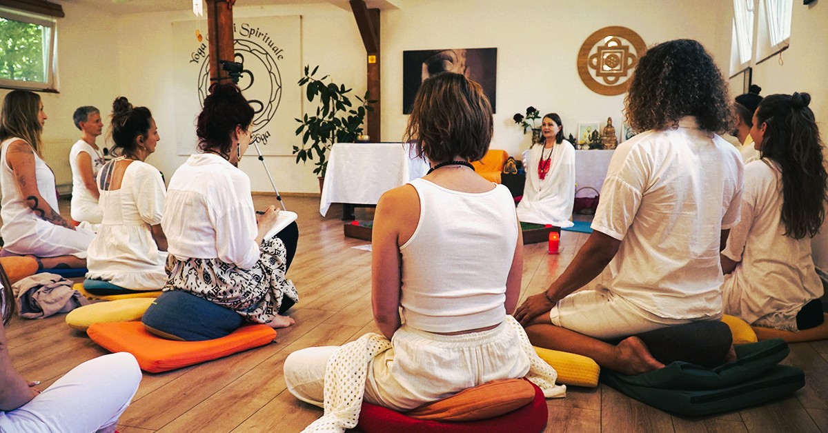 Hridaya – conceptul de „retragere în tăcere” care transformă practica de yoga într-o experiență de cunoaștere interioară autentică