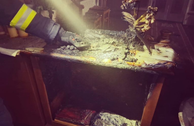 Incendiu la o biserică din Hunedoara, din cauza unei lumânări aprinse