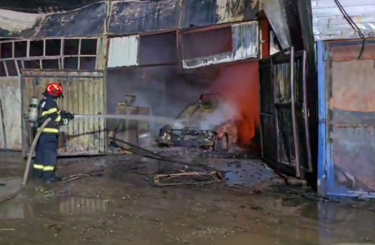 Incendiu uriaș la Constanța: opt garaje și două mașini s-au făcut scrum