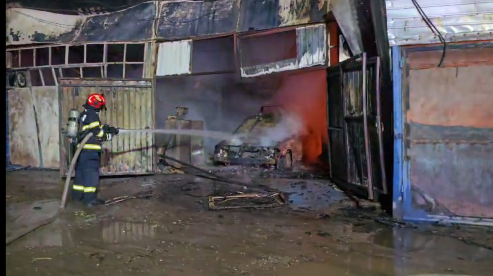 Incendiu uriaș la Constanța: opt garaje și două mașini s-au făcut scrum